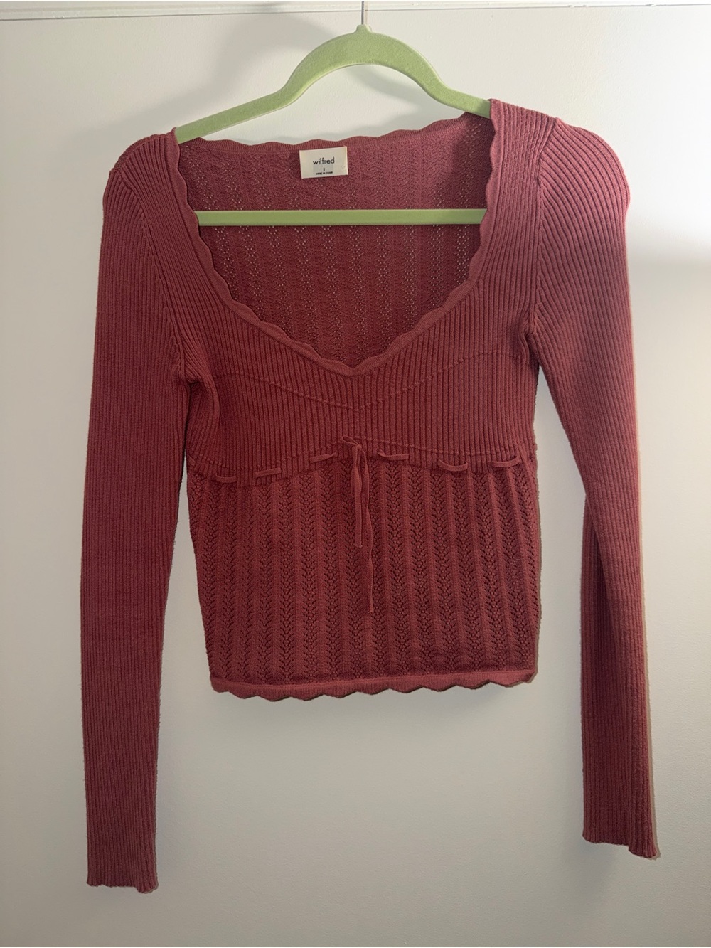 Wilfred Scalloped V-Neck Ribbed Knit Top in Dusty Rose
